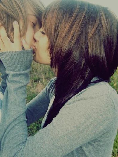 ; Mai stii ?Iti placea sa o vezi zambind. Ea cu zambetul a ramas, tu tot cu ea in gand.
