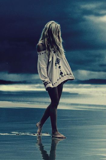 ; Aruncai mereu cuvinte,care si azi ma dor.Dar ca proasta treceam peste si ziceam ca te ador.
