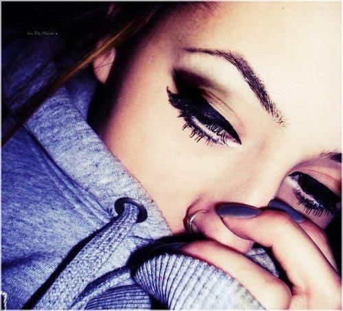 ; Acum raman doar amintiri,ce mintea nu poate sa le spele.Si e ciudat ca ne amintim mereu de cele rele.
