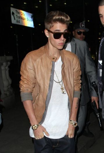 justin-bieber-s-a-facut-de-ras-in-fata-paparazzilor-s-a-imbracat-exact-ca-un-cocalar-cu-fite-foto_3