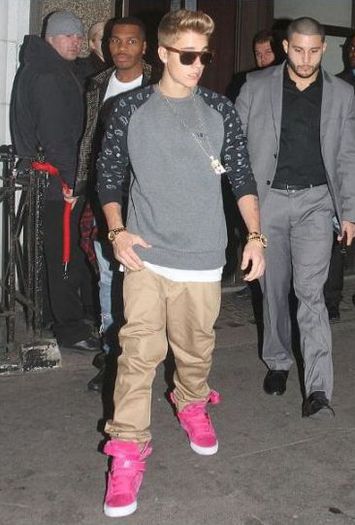 justin-bieber-s-a-facut-de-ras-in-fata-paparazzilor-s-a-imbracat-exact-ca-un-cocalar-cu-fite-foto_4