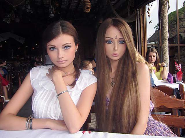 sora-valeriei-lukyanova-o-bruneta-draguta-si-atragatoare-nu-adopta-stilul-barbie_1 - fete care arata ca si barbie
