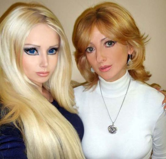 sora-valeriei-lukyanova-o-bruneta-draguta-si-atragatoare-nu-adopta-stilul-barbie_4 - fete care arata ca si barbie