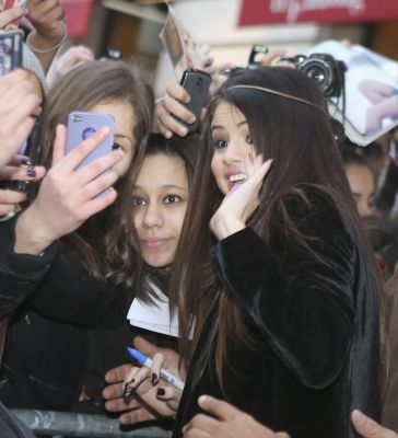 normal_0037E278 - Outside her hotel with fans - Febrero 17