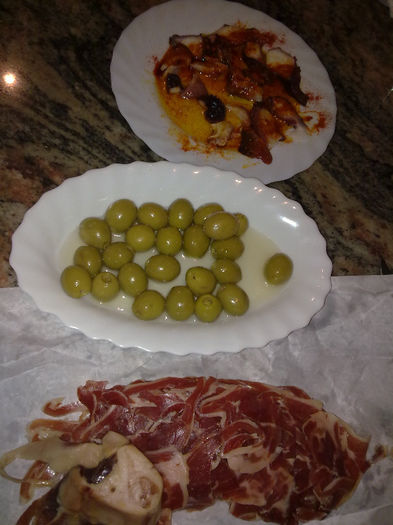 o maslinuta si ceva jamon; caracatita este pentru Jose caci tie nu-ti place
