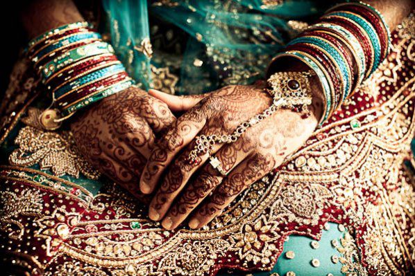 indian-wedding-haath-phool-jewelry-gold-teal-red-hands-bride - Haathphool-bratara cu inel