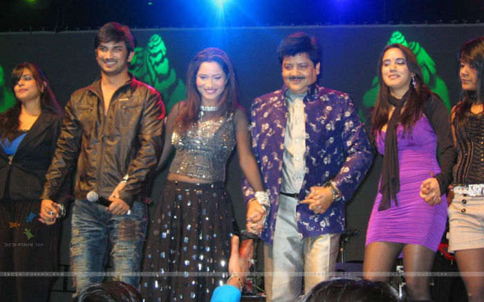 196188-sushant-singh-rajput-ankita-lokhande-udit-narayan-at-a-concert