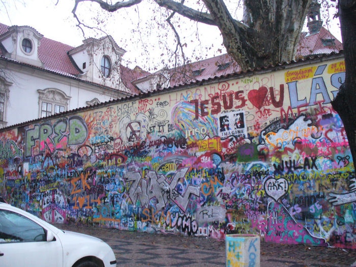 zidul lui Lenin; singurul zid din Praga cu grafitti pe care autoritatile l-au lasat pentru desene
