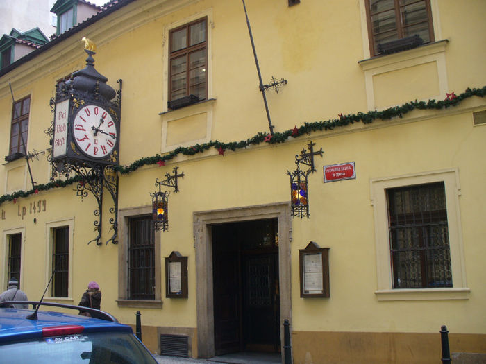 cea mai cunoscuta berarie din Praga; beraria U FLEKU dateaza din 1459 ,fabrica o bere speciala tare care se bea numai aici .Tot aici este si muzeul berii din Cehia
