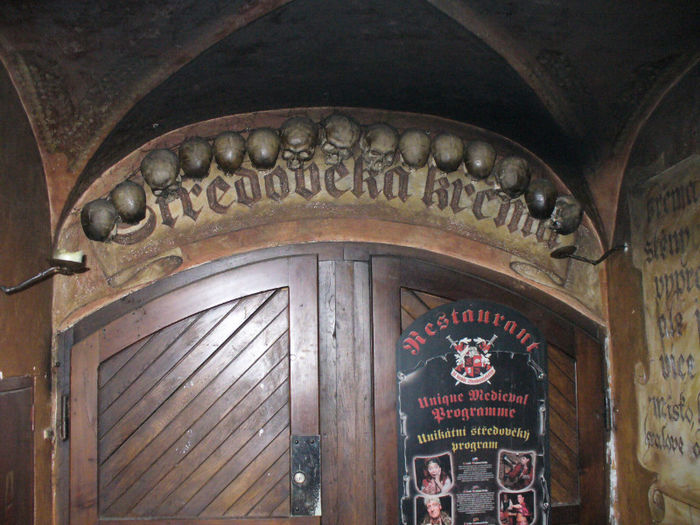 un bar foarte vechi; cobori niste scari,totul este sinistru iar jos sunt scheleti
