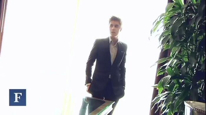 [se ridica , ii lasa banii pe measa apoi pleaca] App. sa nu te uiti la bani [in sensul ca poate chie