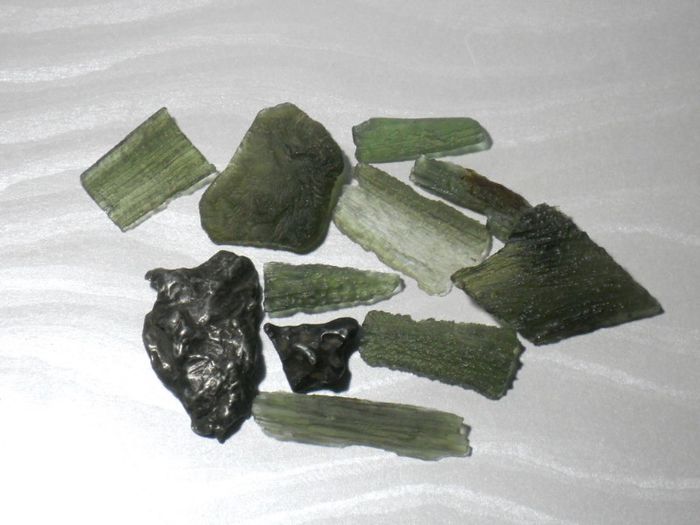Meteoriti de fier+Moldavit; Moldavitul este mai pe romaneste sticla cosmica, deci tot un fel de meteorit. Se cheama asa pentru ca se gaseste doar pe valea raului Moldava din Cehia. Este extrem de scump ca de altfel orice meteori
