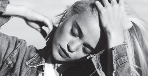 ; Nu te schimba. Ramai asa.Cauta-ma dar nu ma deranja.
