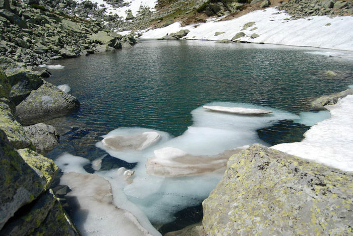 LACUL LUNG POZAT DE APROAPE TOT IUNIE - Parang