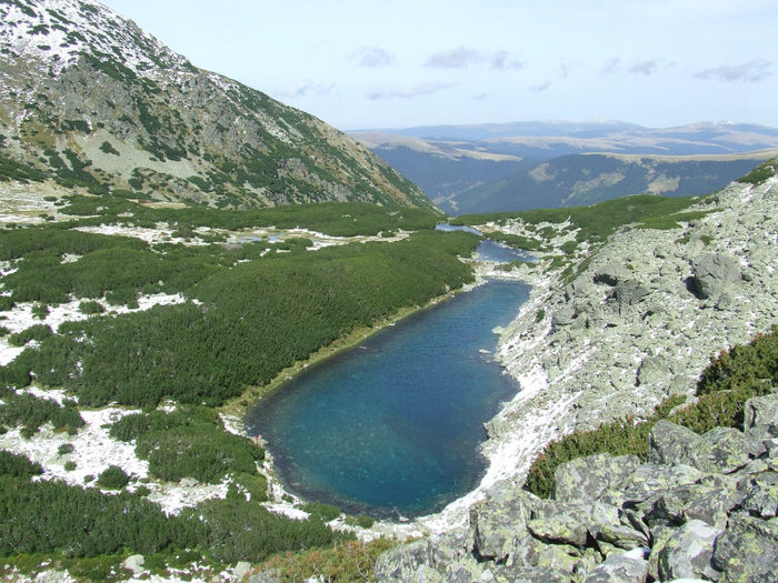 lacul verde pozat de sus care continua cu lacurile mici - Parang