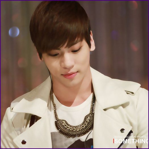 - Mdeah..Ce faceti? {se pune pe jos}