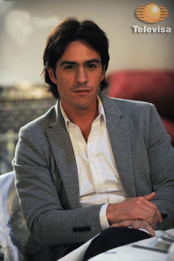 Mauricio-Ochmman_o-8a8fd61e-75af-1030-91a3-0019b9d5c8df-427x640