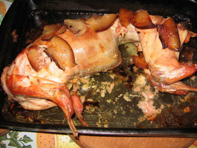 friptura de iepure la tava cu cartofi si ciuperci - G Retete din carne de iepure