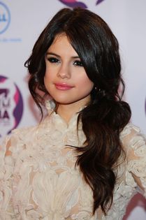 DespreVedetexx - Selena Gomez Hairstyle