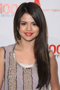 Selena+Gomez+Long+Hairstyles+Layered+Cut+WbtId8AoHIfl - Selena Gomez Hairstyle
