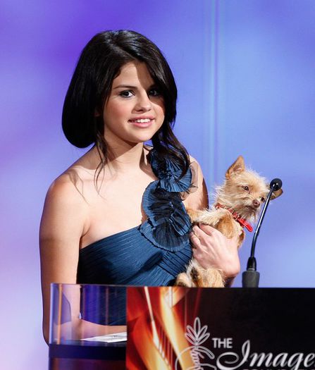 Selena Gomez and dogy - Selena Gomez Hairstyle