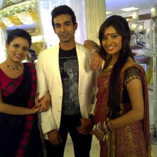 379300_428243360583319_257668315_n