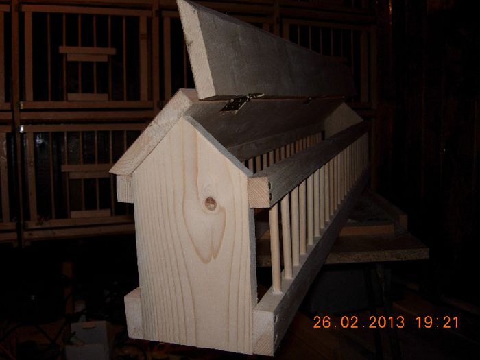 hranitor cu capacul deschis