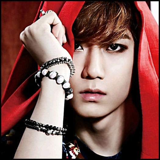 [(:] ..o.O ..Yaa! ..Bora.. esti ok? (arunca telu`, merge la ea, o ridica) ..