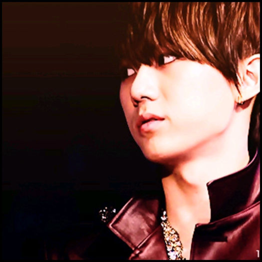 [(:] ..(o aseaza pe canapea) ..Tu.. ce drq crezi ca faci?! ..:-w. :-L ..