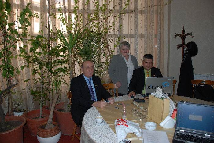 DSC_0917; John Brinzan Manager OPN (Tg.Jiu),Anisoara Vasii Manager OPN (Timisoara),Alin Cristian Isac Senior Director OPN  (Petrosani)
