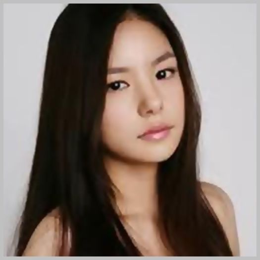 ;-. [intra vb la tel] Rapeste-o..:> :))..[inchide] Ce faci Hyun?;;) Iti cauti telefonul cumva ?;;) :