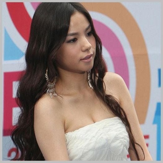 ;-. Okey..:)..[butonand telefonul] cam in 2 minute e acasa cu..Khun:-?.