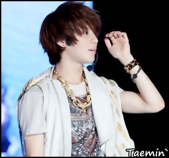 x. Știi..Nu e o pierdere mare..:-" :)) *se pune pe jos*