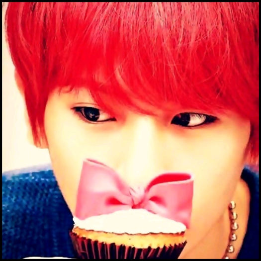 [(:] ..yaa.. yaa.. :-w.. Voii.. :-w..[uitandu`se la fiecare`n parte] ..vreti sa scapati de je? :(..