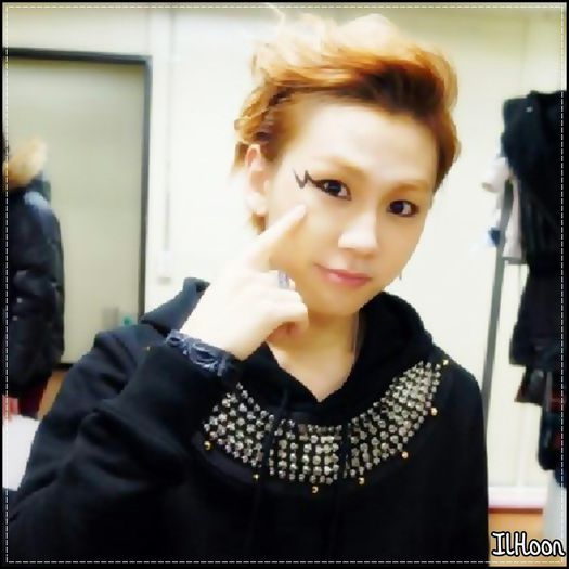 ♫ Mnope,scuze..Eu n-am admiratoare disperate..:)) :-".