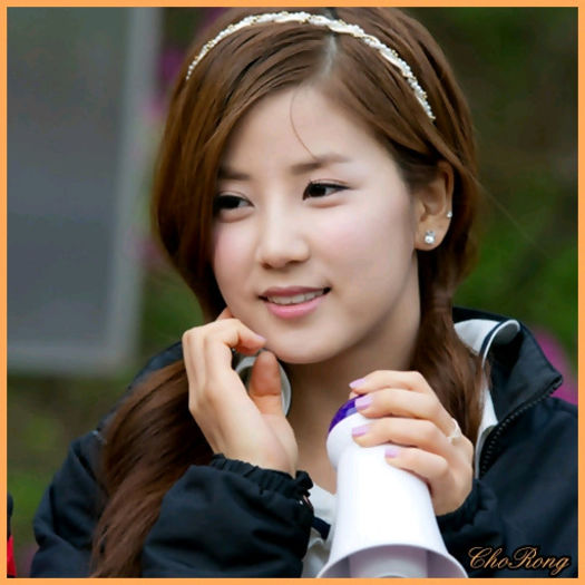 .. Yaa.. Nu, desigur ca nu.. [Il prinde de brat; isi pune capul pe umarul lui].. :D