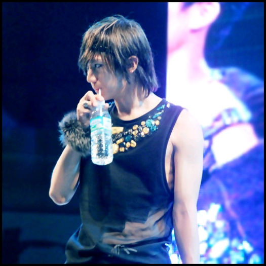 [(:] ..Min Woo.. Doresti ceva? ..:)) ..Bucataria e aproape.:)).. Cp Hoon.:))