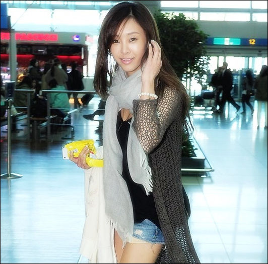 ~.~ |intra| Hey :) Moah..Hyun...te-au apucat caldurile? :))