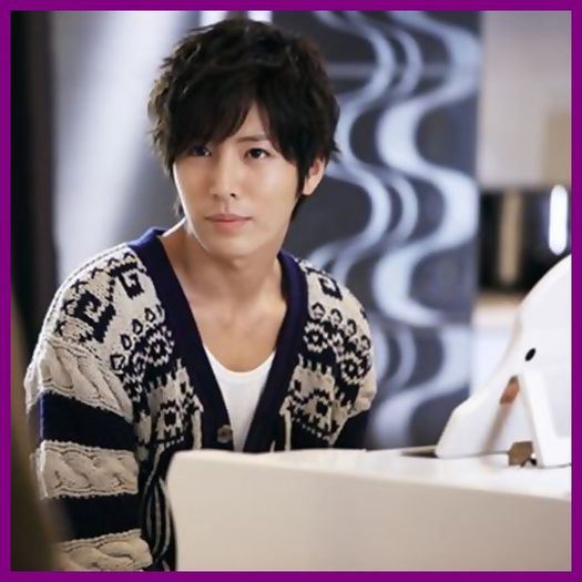 >> I-al pe Hyun..oricum ii place sa se joace cu fetele :)) :>