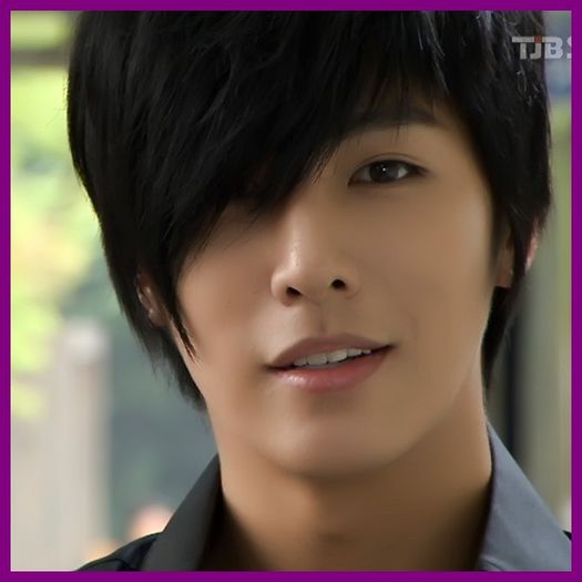 >> Macar eu nu sunt uzat..sunt pufos.:> :)) Nu gras..pufos.:))