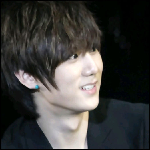 [(:] ..E catea.. :-w.. :)) ..Bne.. bne.. pufosenie.. :))