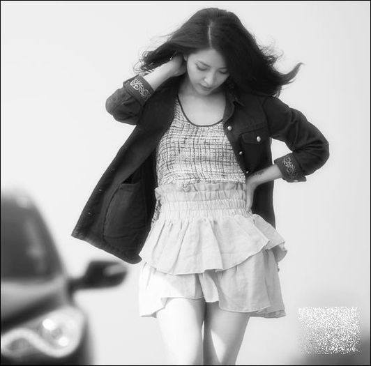 ` |ia un cartonas|il citeste| Hmm...Hoon...tu trebuie sa saruti prima persoana care vine..:))