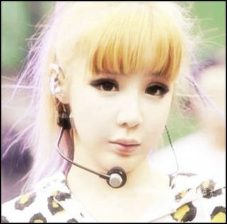 &. Hmm? Ce provocare? Aaaa...la sticluta..