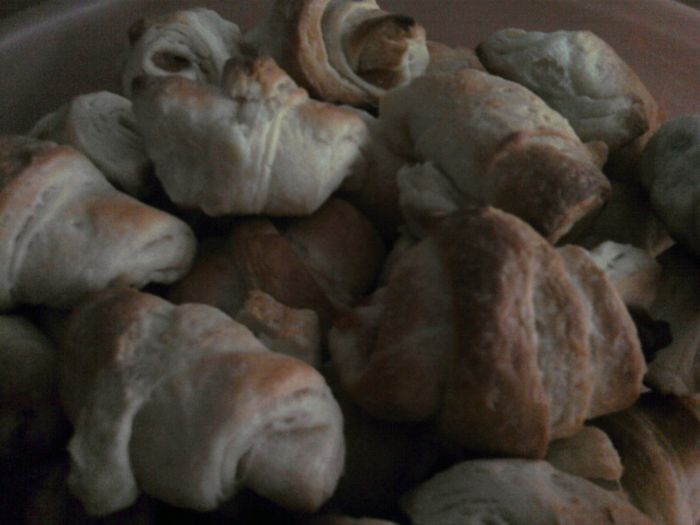 Cornulete untoase si pufoase cu dulceata de gutui