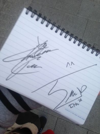 cl and dara autografe - 2ne1 4