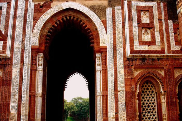 delhi-qutub-minar-alai-darwaza - Fascinanta Indie