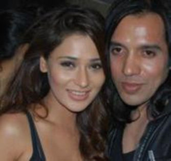 85884409_FSZFHWQ3 - Sara Khan POZE NOI 2013