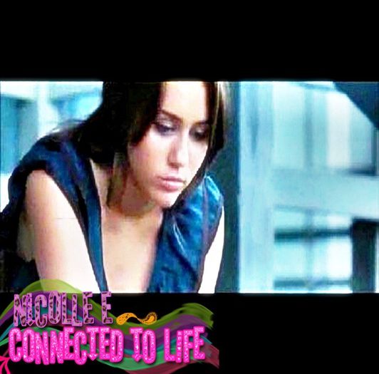 _- Mda ; ii curg lacrimile pe mana lui ;