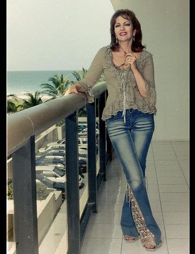 321359_296713647098810_1683585396_n - Lupita Ferrer