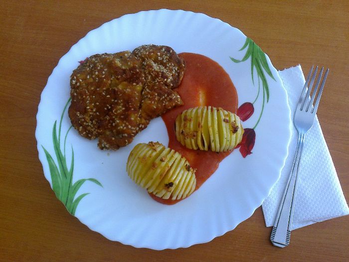 Snitel de porc cu susan,cartofi hasselback si sos picant de rosii